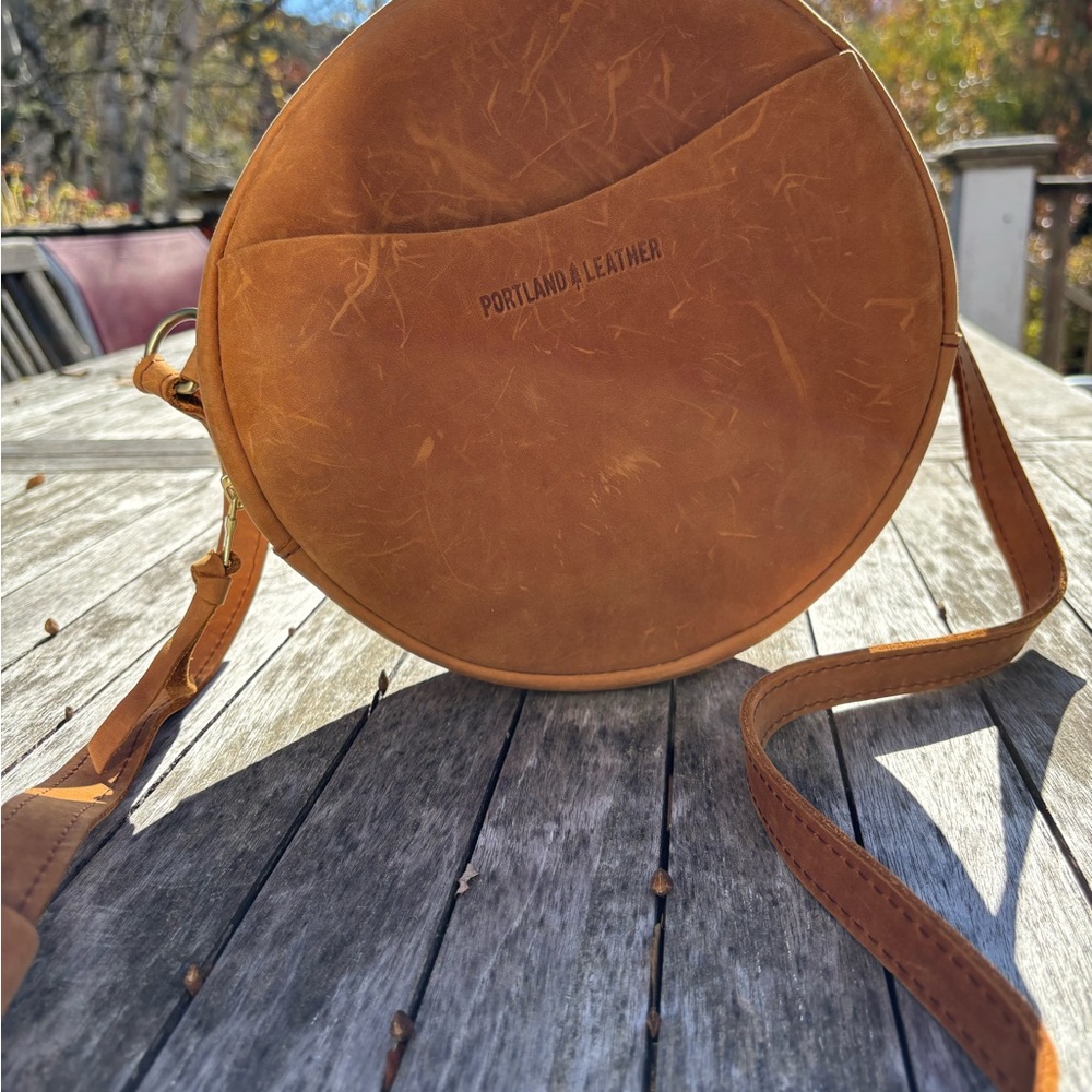 Portland Leather Dakota brushed leather large circle crossbody - Picture 4 of 8